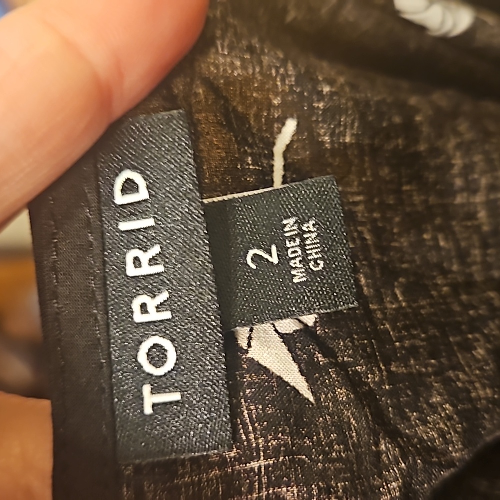 Torrid Pinwheel Shirt - Picture 4 of 5